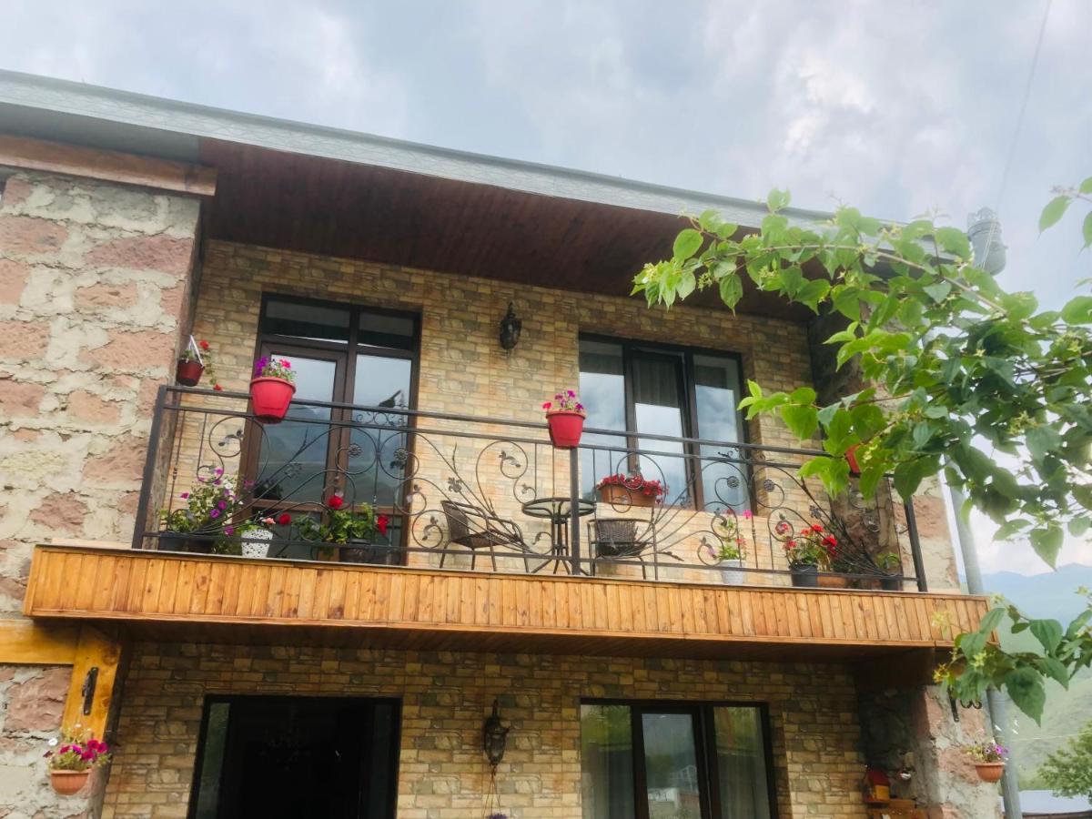 Ia'S Guest House Kazbegi Exterior foto