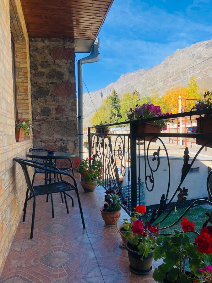 Ia'S Guest House Kazbegi Exterior foto