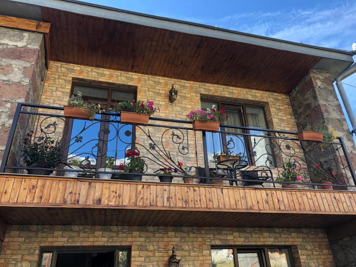 Ia'S Guest House Kazbegi Exterior foto