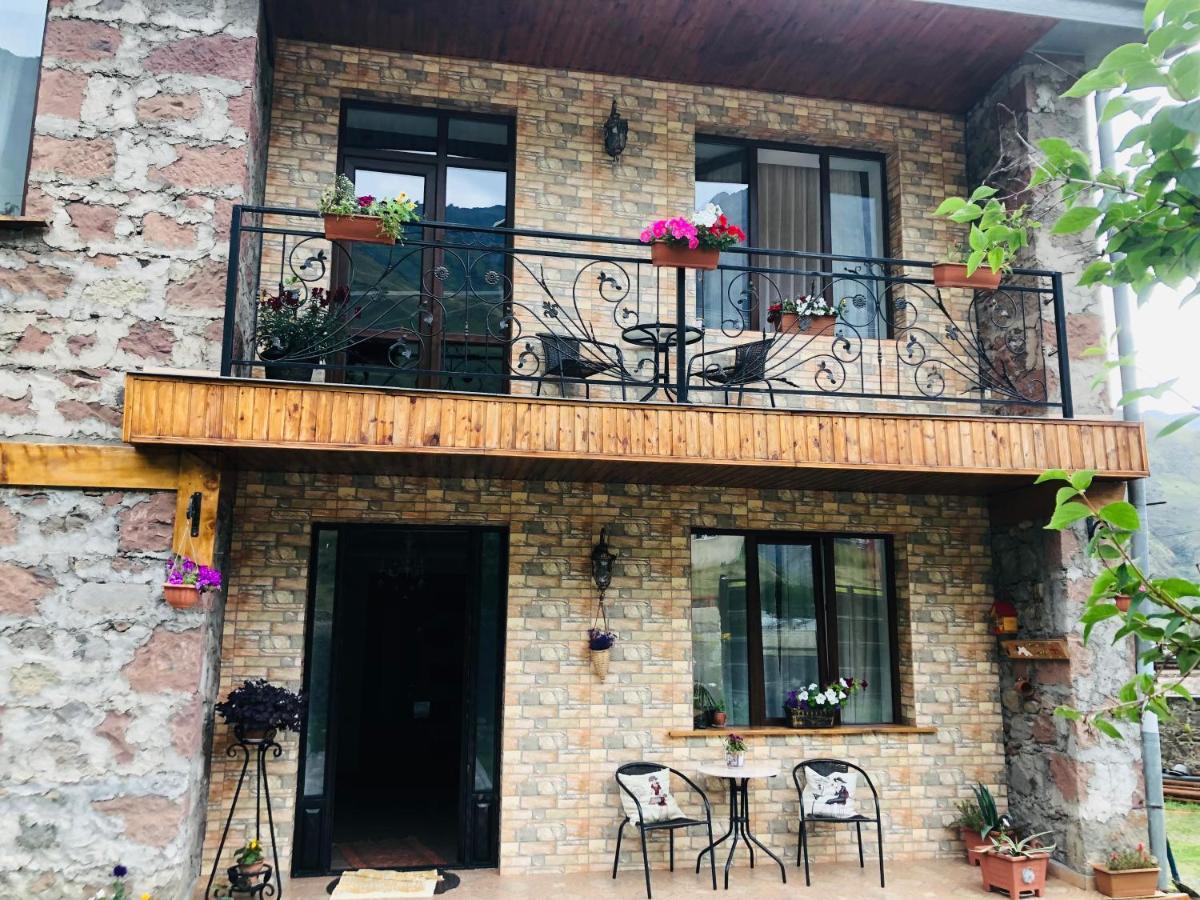 Ia'S Guest House Kazbegi Exterior foto