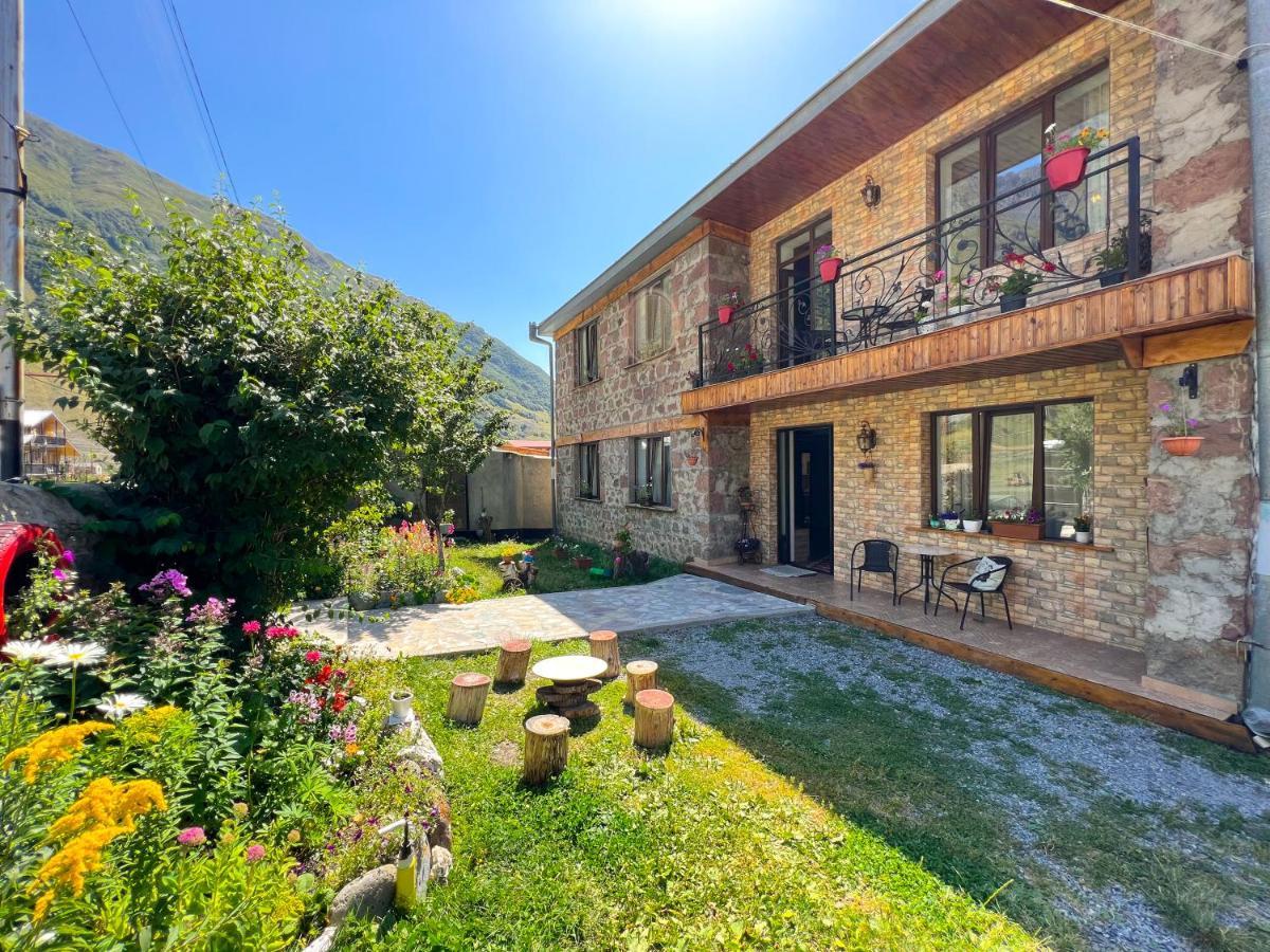 Ia'S Guest House Kazbegi Exterior foto