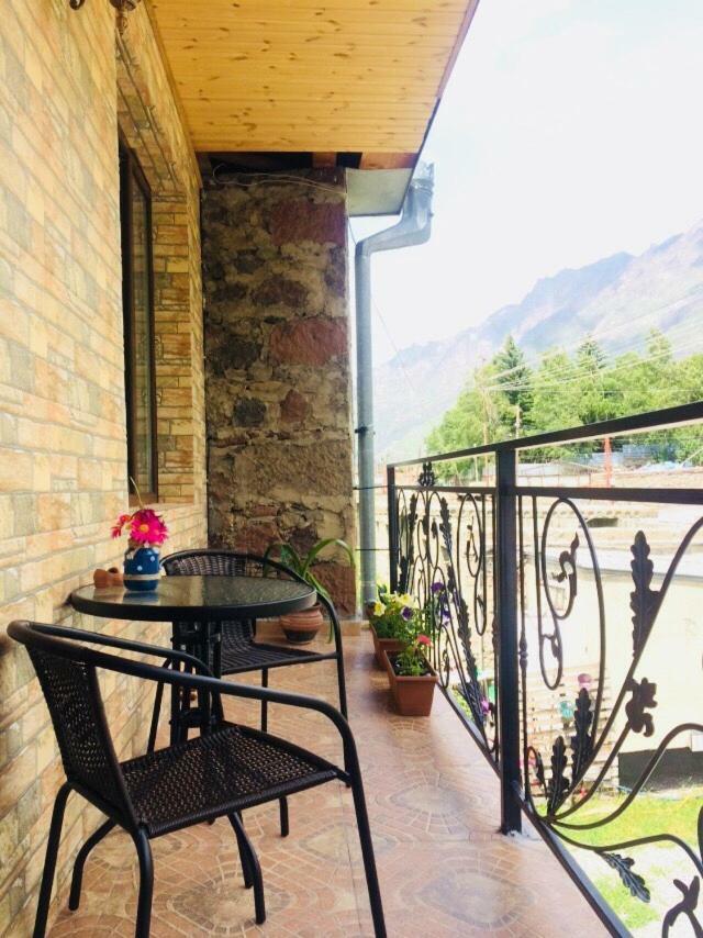 Ia'S Guest House Kazbegi Exterior foto